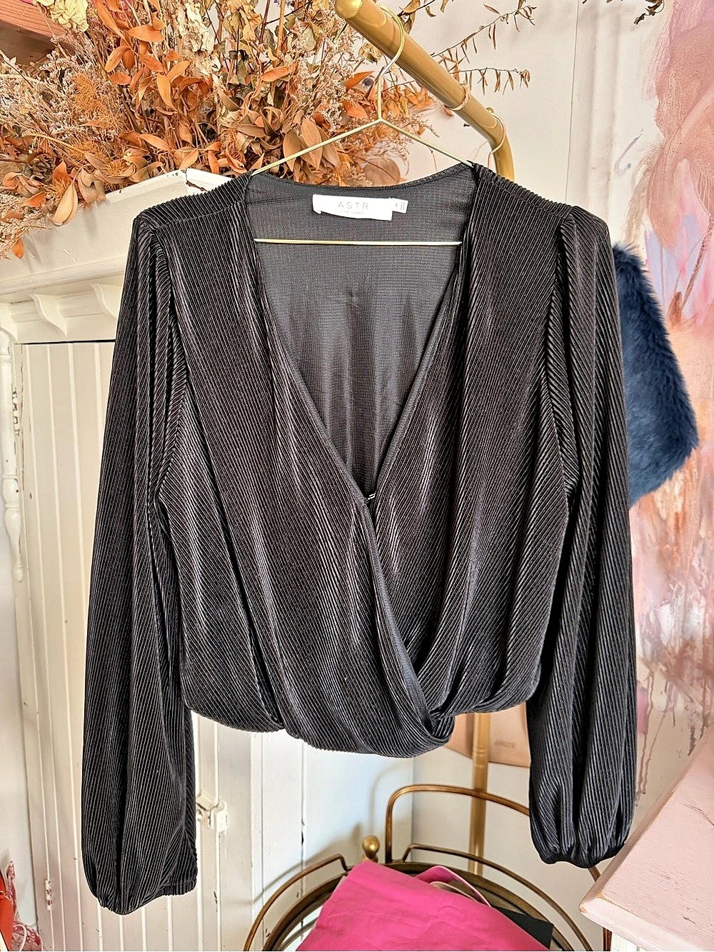 ASTR the Label Pleated Surplice Crop Top Blouse Black Medium